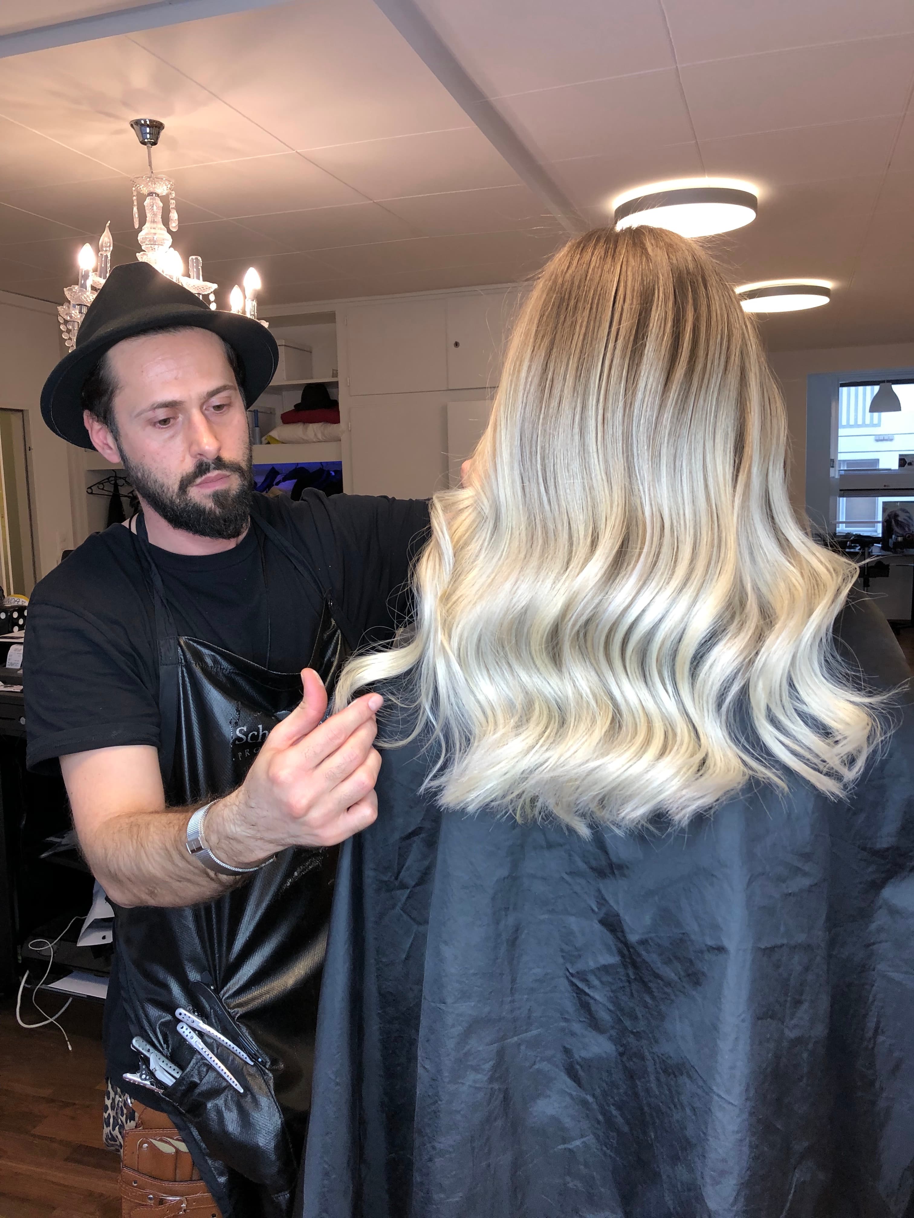 Leo Vee beim Haare schneiden im Salon Basel